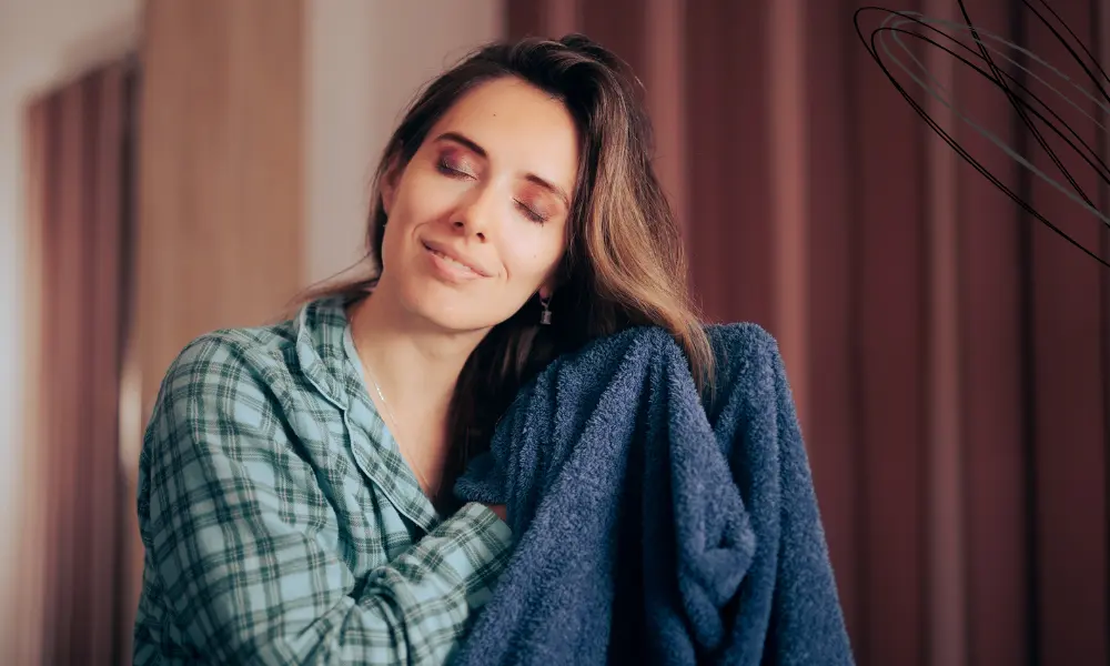 a girl drying her hair with Microfiber Towel